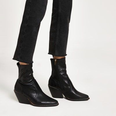 Schwarze Stiefel im Westernstil mit Absatz und weiter Passform