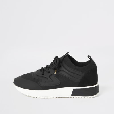 Schwarze, genagelte Sneakers mit Gummielement