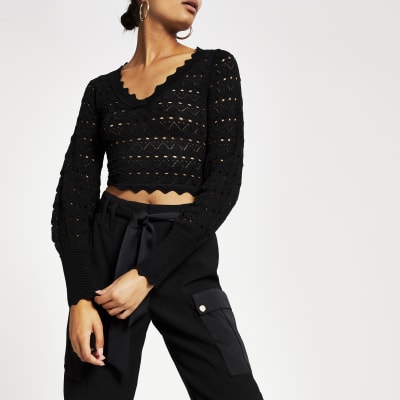 Schwarzes, langärmliges Crop Top mit V-Ausschnitt