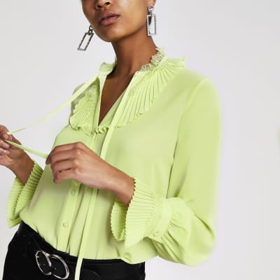 Limoengroene top met kant en lange mouwen