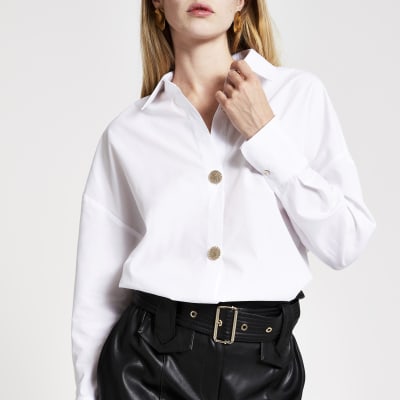 Weißes Hemd mit Knopfverschluss vorne