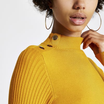 Gele aansluitende gebreide top met hoogsluiting