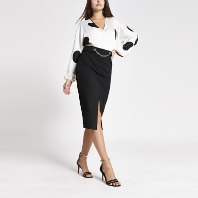 Schwarzes, langärmeliges Midikleid mit Punkten und Kette