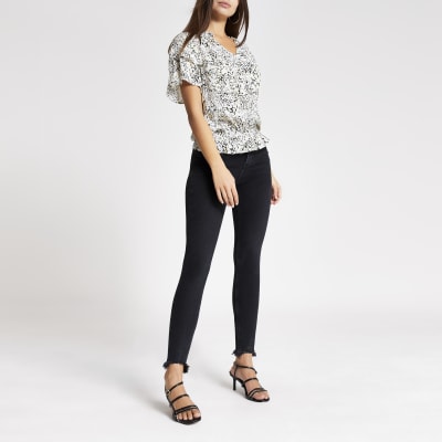 Crème shelltop met ruches, korte mouwen en bloemenprint