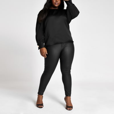 Plus - Oberteil mit Plisee-Puffärmeln in Schwarz