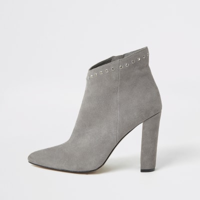 Bottines en daim gris brillantes avec talon 