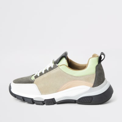 Grobe Laufschuhe aus Leder zum Schnüren in Grau