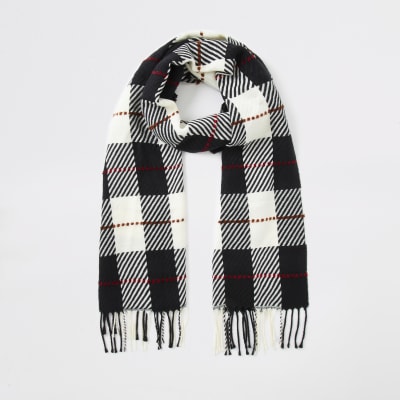 Monochromer, karierter Schal