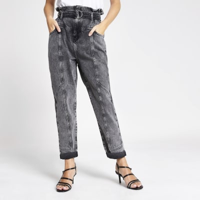 RI Petite - Grijze jeans met riem en geplooide taille