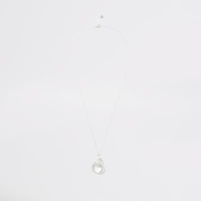 Zilverkleurige ketting met onderling verbonden hangertjes