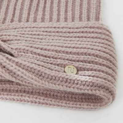 Pinkfarbene Strick-Beanie mit Flechtmuster vorne