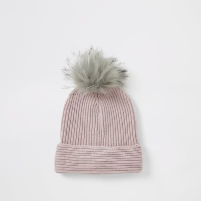 Bonnet rose en tricot noué sur le devant 