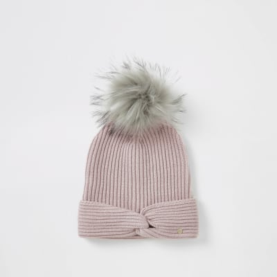 Pinkfarbene Strick-Beanie mit Flechtmuster vorne