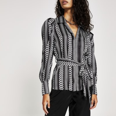 Gemusterte, langärmelige Bluse in Schwarz mit Taillenband