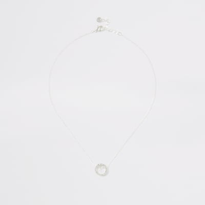 Zilverkleurige ketting met ronde hanger met siersteentjes