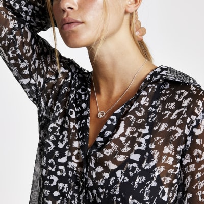 Zilverkleurige ketting met ronde hanger met siersteentjes