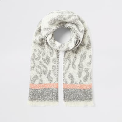 Grauer Strickschal mit Leoparden-Print