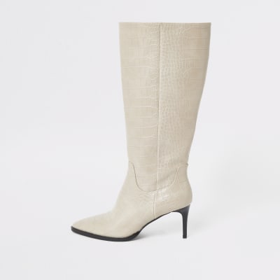 Kniehohe, spitz zulaufende Stiefel in Grau mit Krokoprägung