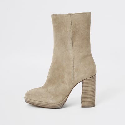 Bottes à semelles compensées beige clair en daim 