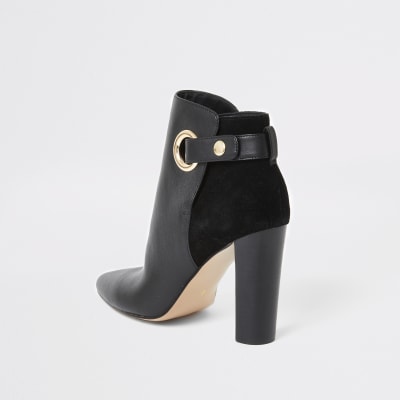 Bottes noires  en pointe larges et à oeillets