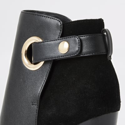 Schwarze, spitze Wide Fit Stiefel mit  Ösen