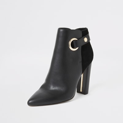 Schwarze, spitze Wide Fit Stiefel mit  Ösen