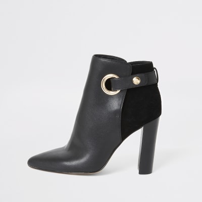 Schwarze, spitze Wide Fit Stiefel mit  Ösen