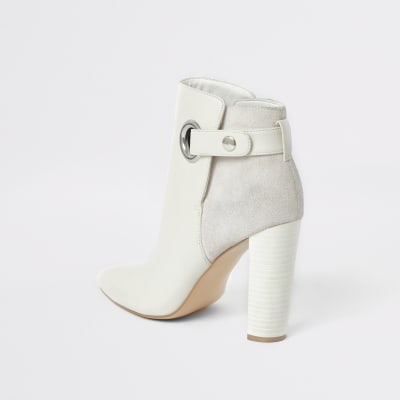 Spitz zulaufende Wide Fit Stiefel in Weiß mit Öse