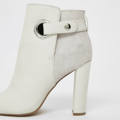 Bottes blanches pointues à oeillets, coupe large