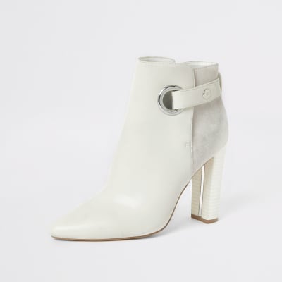 Bottes blanches pointues à oeillets, coupe large