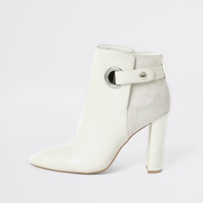 Bottes blanches pointues à oeillets, coupe large