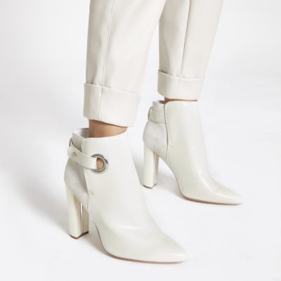 Bottes blanches pointues à oeillets, coupe large