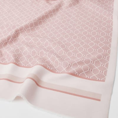 Pinkfarbener Schal in Blockfarben mit RI-Monogramm