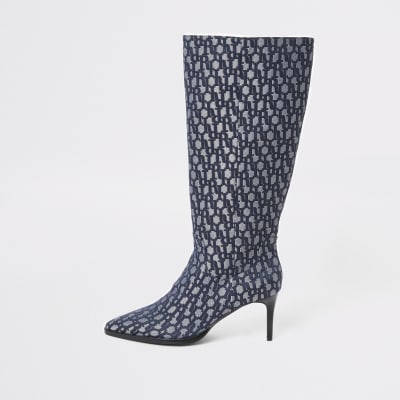 Kniehohe, spitz zulaufende Stiefel in Blau mit RI-Monogramm