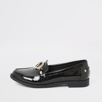 Schwarze Lack-Loafer mit runder Schnalle