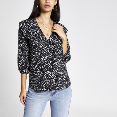 Zwarte blouse met stippen en ruches voor