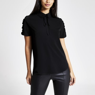 Zwarte hals met strik top met korte mouwen met ruches