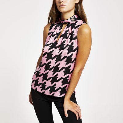 RI Petite - Hoogsluitende roze top met pied-de-poule-motief