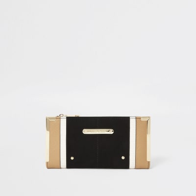 Aufklappbare Geldbörse in Schwarz mit Metallecken und Blockfarbe