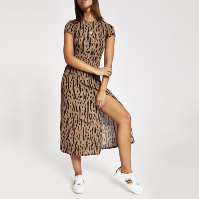 Beiges, bedrucktes Midikleid mit A-Linie und kurzen Ärmeln