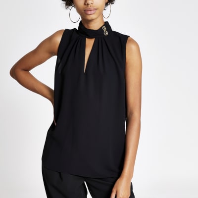 Schwarzes, hochgeschlossenes Oberteil