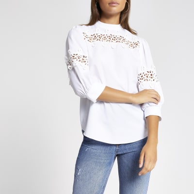 Witte top met kanten inzetstuk en lange mouwen