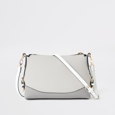 Grijze crossbodytas met gespen aan de zijkant