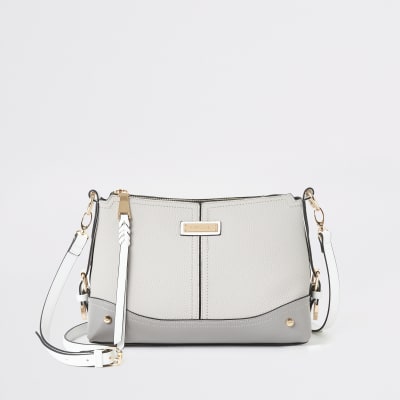 Grijze crossbodytas met gespen aan de zijkant