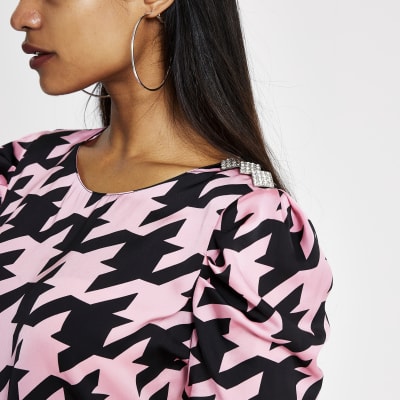 Petite - kurzärmeliges Oberteil mit Print in Pink