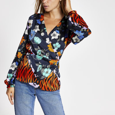 Paarse overslagblouse met sjaalprint