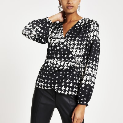 Zwarte wikkelblouse met lange mouwen en sterprint