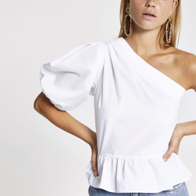 Witte top met blote schouder en peplum