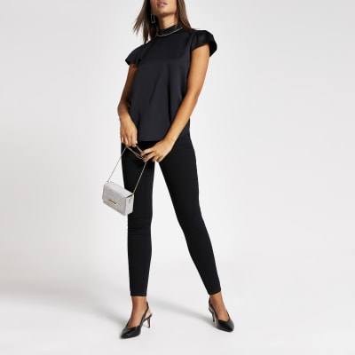 Kurzärmeliges, hochgeschlossenes Oberteil in Schwarz mit Strassbesatz