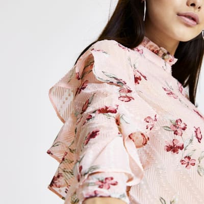 Roze top met bloemprint en mouwen met ruches